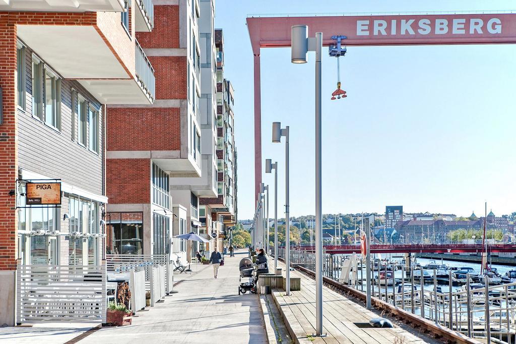 Precis utanför dörren finns den fina kajpromenaden 