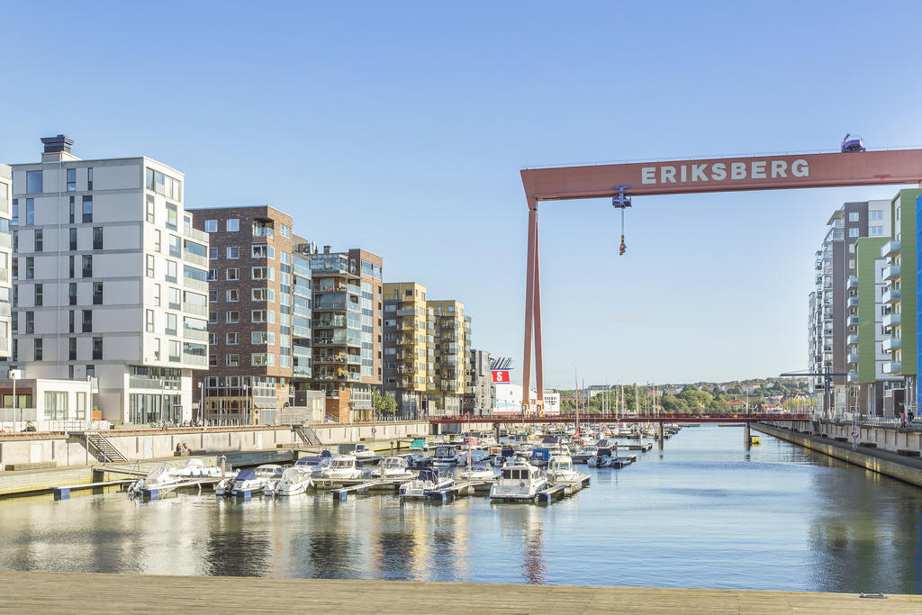 Sitt på bryggan och njut av solen och läs en bok