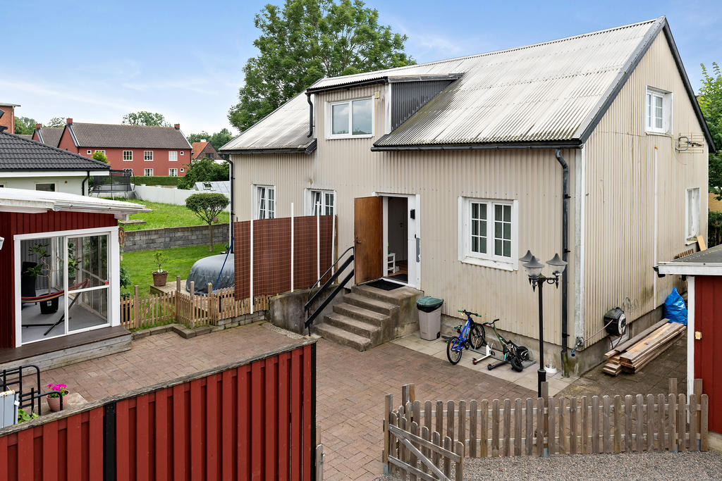 Ekonomibyggnad med två lägenheter (en så gott som färdigställd samt en påbörjad). 