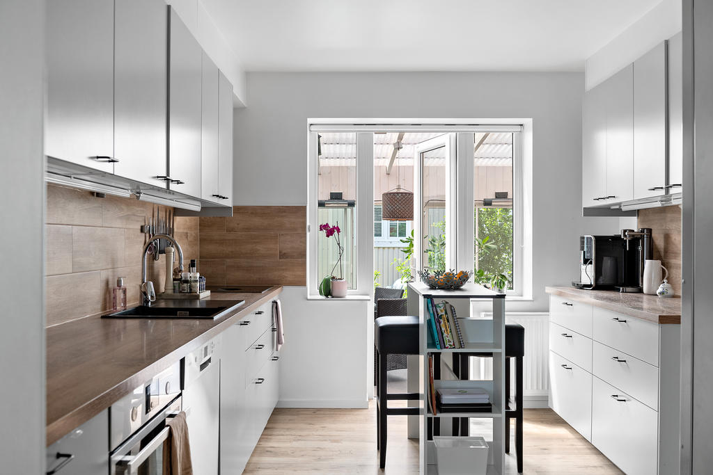 Fint kök från 2016. utgång till det inglasade uterummet. 