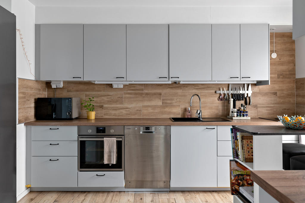 Hela huset har genomgått omfattande renovering både invändigt och utvändigt. 