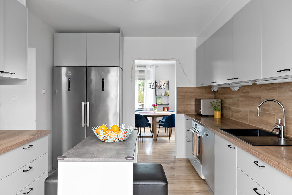 Kök med vy mot matplatsen i vardagsrummet. 