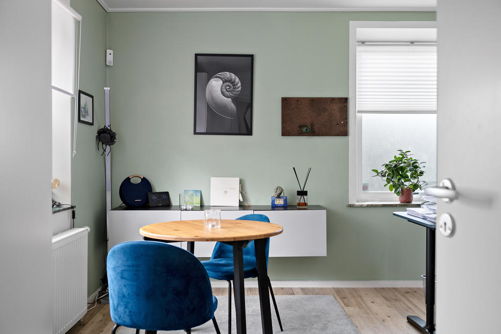 Sovrum/kontor på entréplan. 