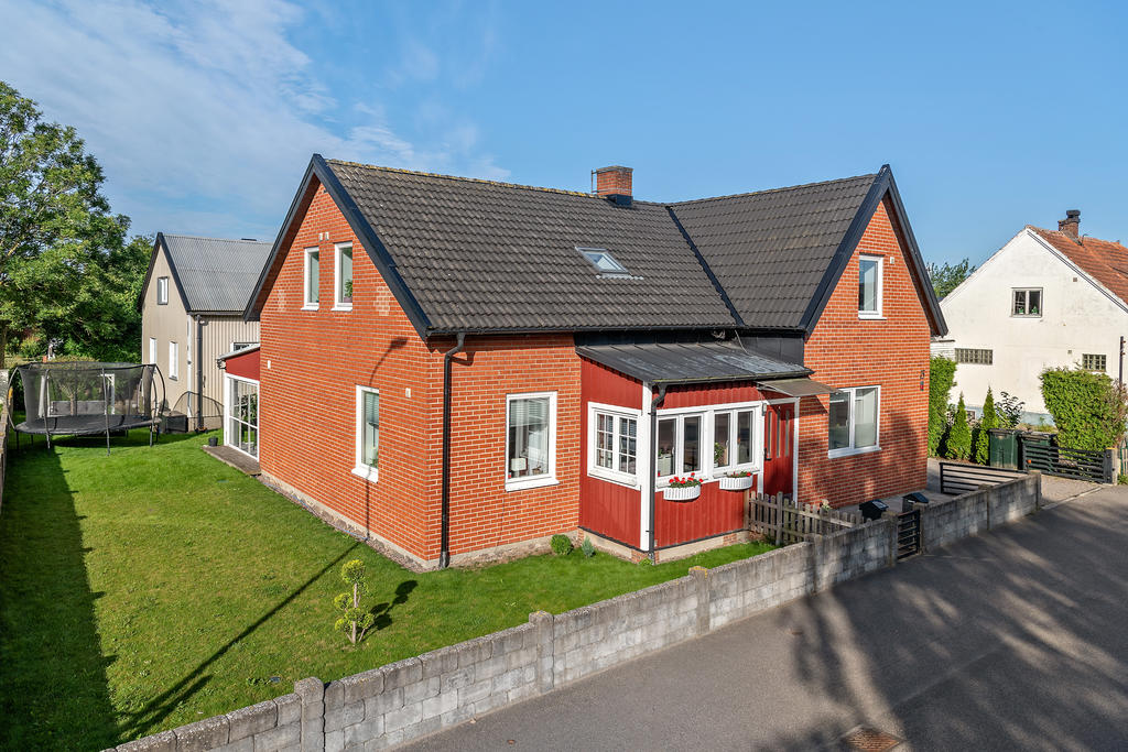 Mysigt bostadshus i toppskick om 157 kvm och inglasat uterum. 