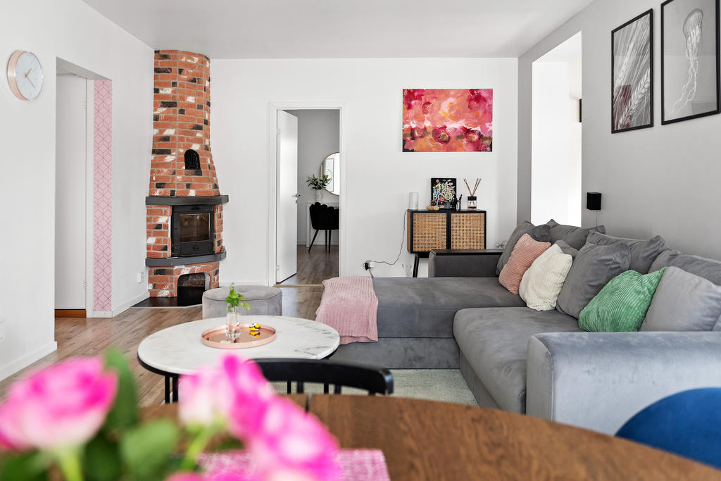 Vardagsrummet med trevlig eldstad för både värme och mysfaktor. 