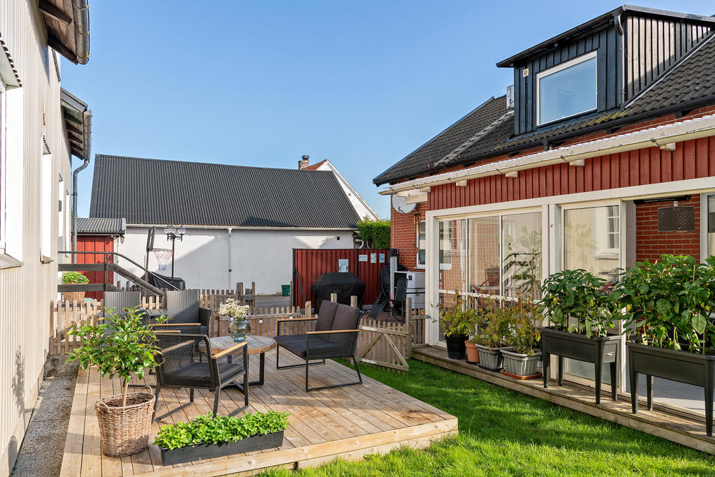 Välkommen till Norra Storgatan 15 i Bjuv. Fastighet med stort bostadshus samt ekonomibyggnad med möjlighet att inreda två lägenheter! 