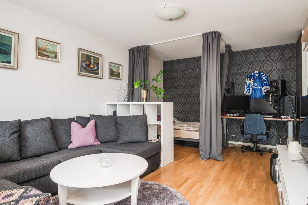 Säng och skrivbord får också plats