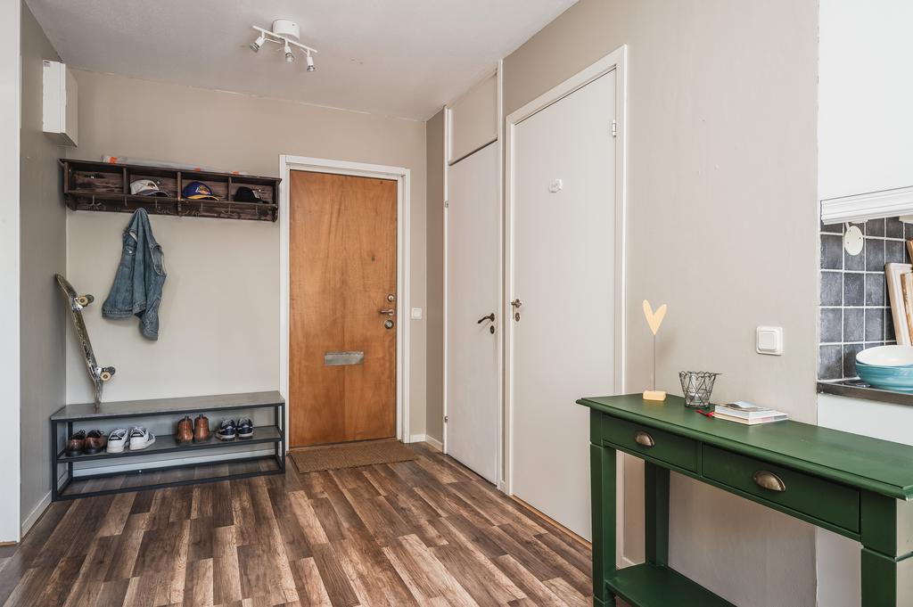 Hall med klädkammare intill entrén