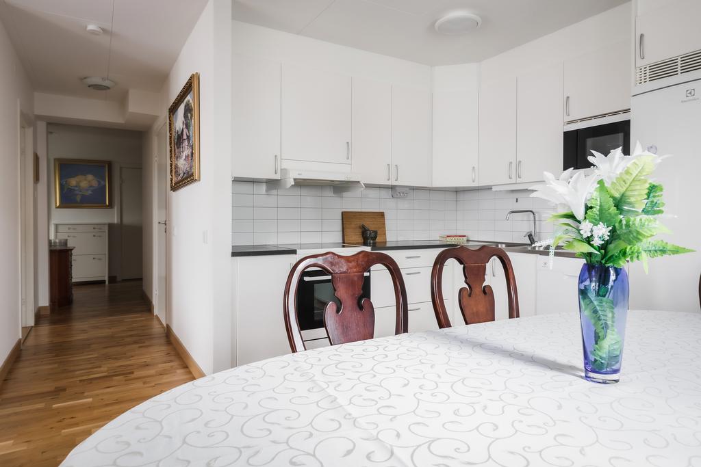 Modernt kök med plats för hela familjen