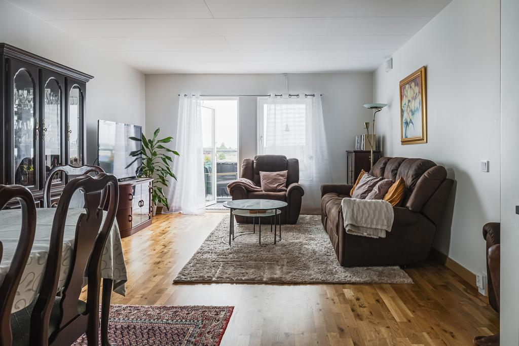 Rymligt vardagsrum med utgång till balkongen mot söder.