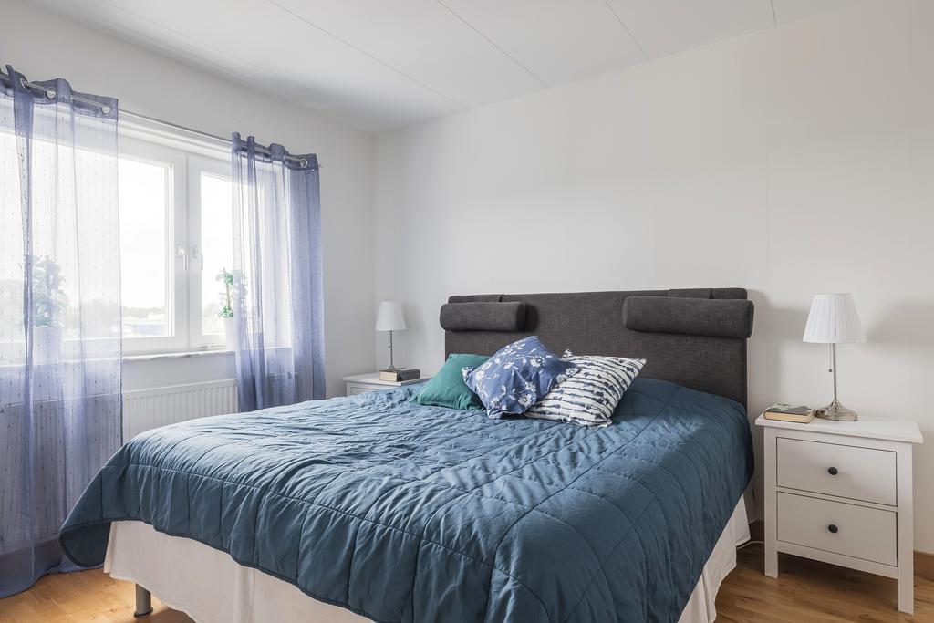 Stort sovrum med bra med klädförvaring