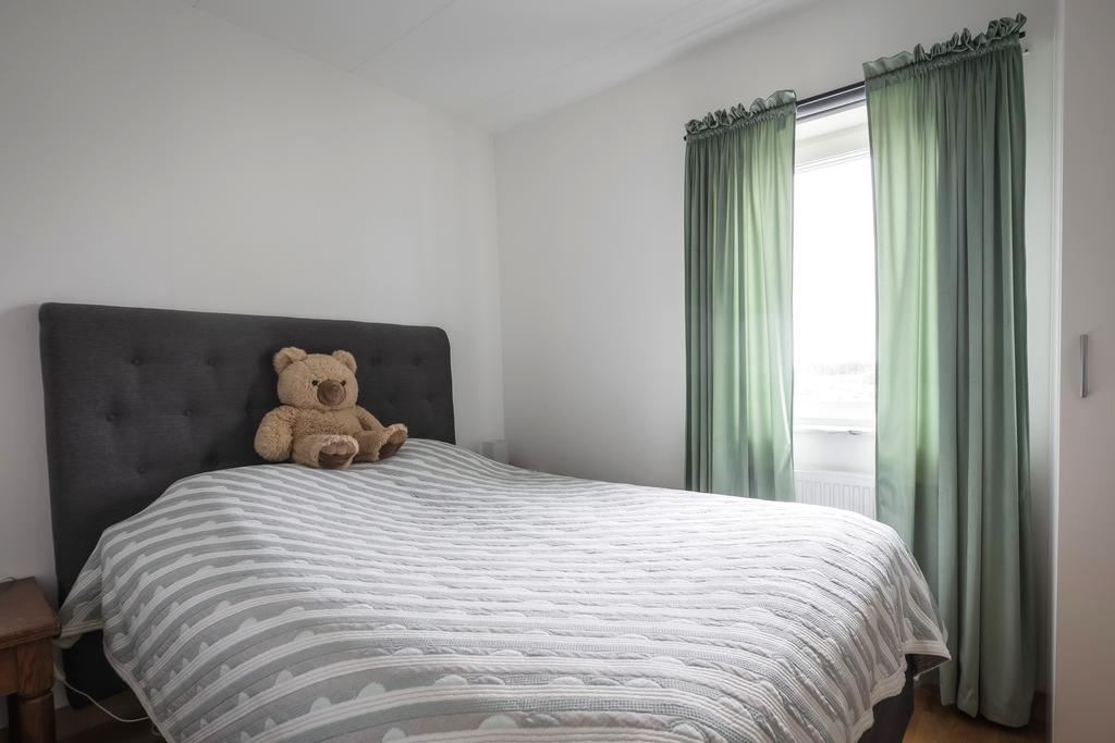 Stort sovrum med bra med klädförvaring