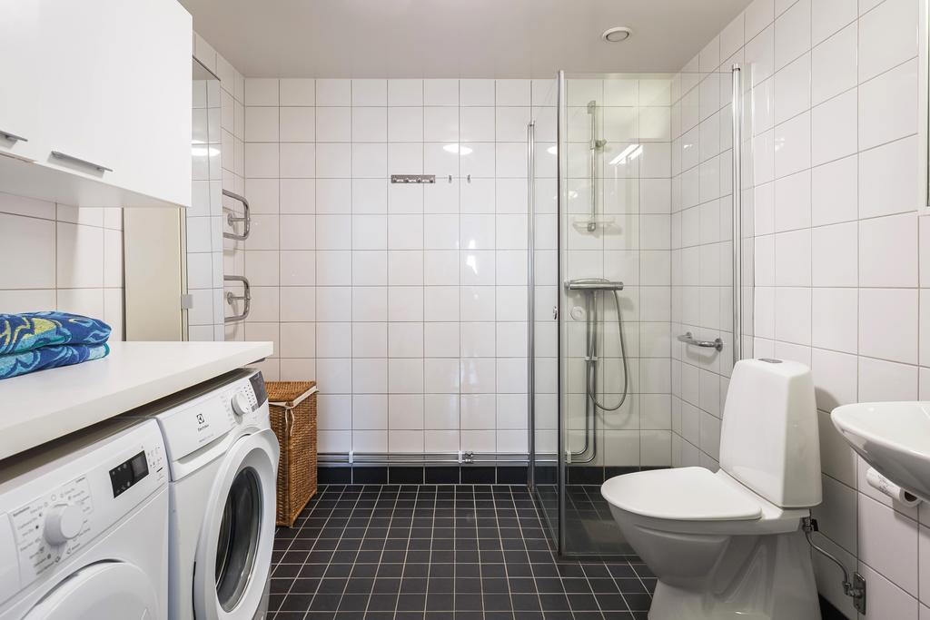 Badrum med tvättstuga och duschhörna