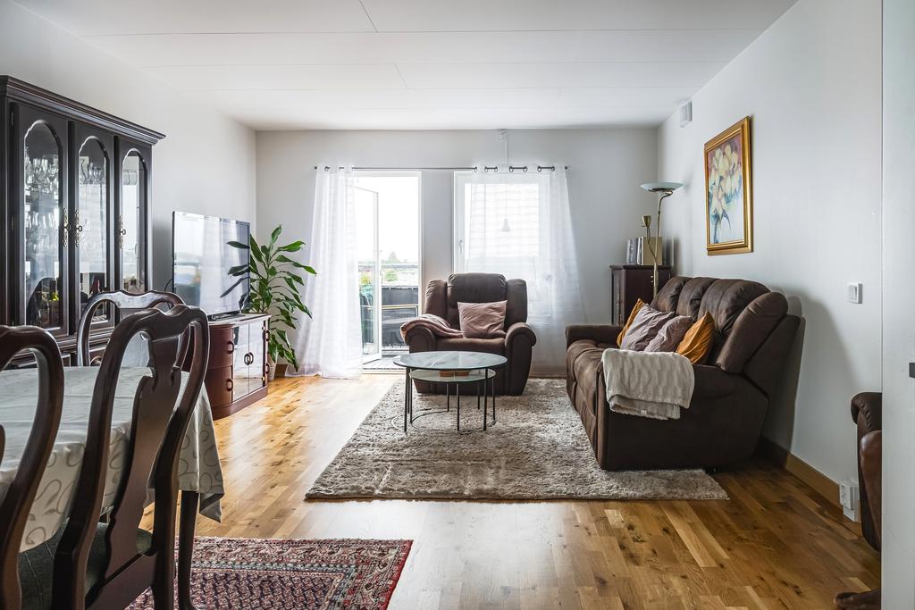 Stort vardagsrum med plats för såväl tv-hörna och matsalsdel
