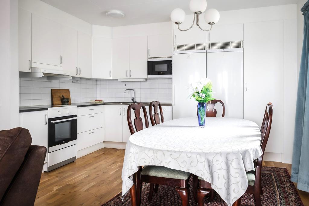 Kök med stor kyl och frys samt diskmaskin