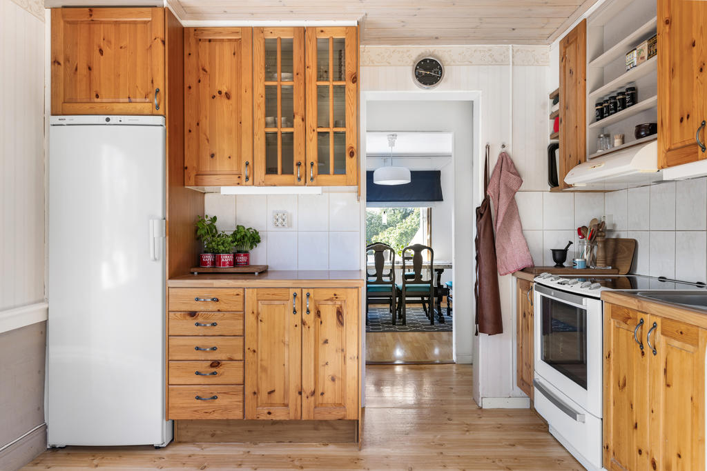 Plats för mindre matbord i köket och trapp ner till källaren