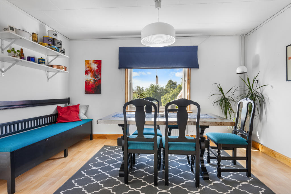 Matrum med utgång till inglasad altan