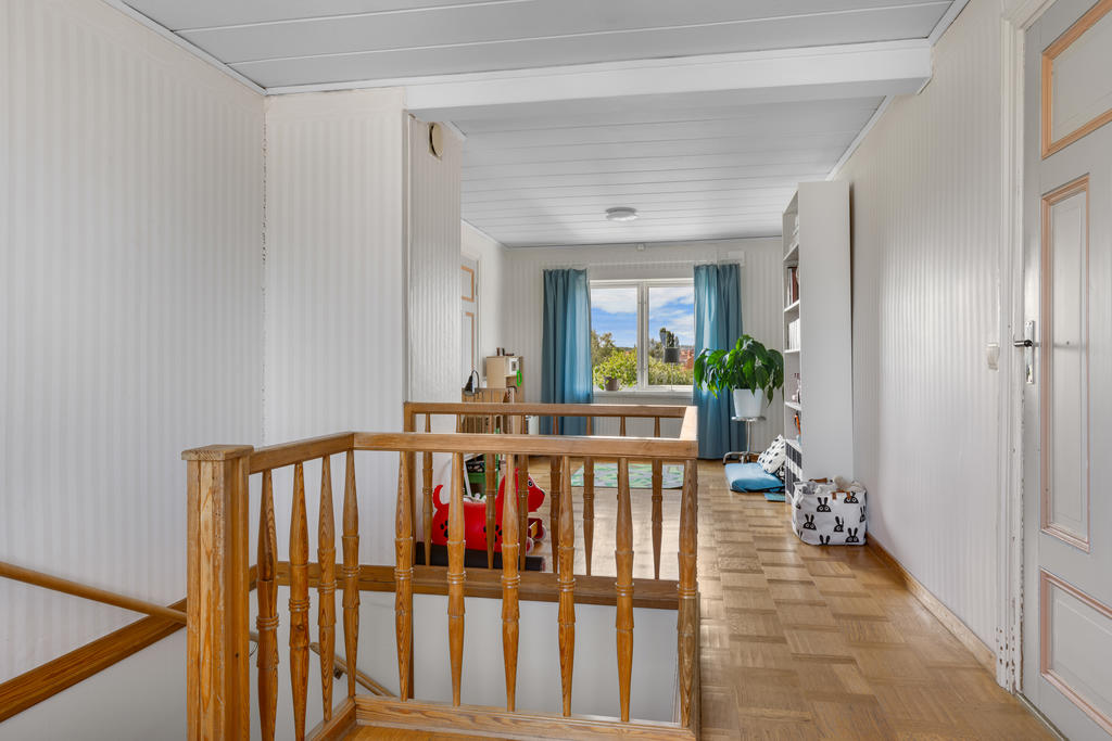 ÖV: Möblerbar hall