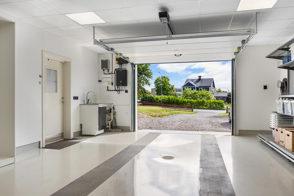 Elbilsladdare i garaget