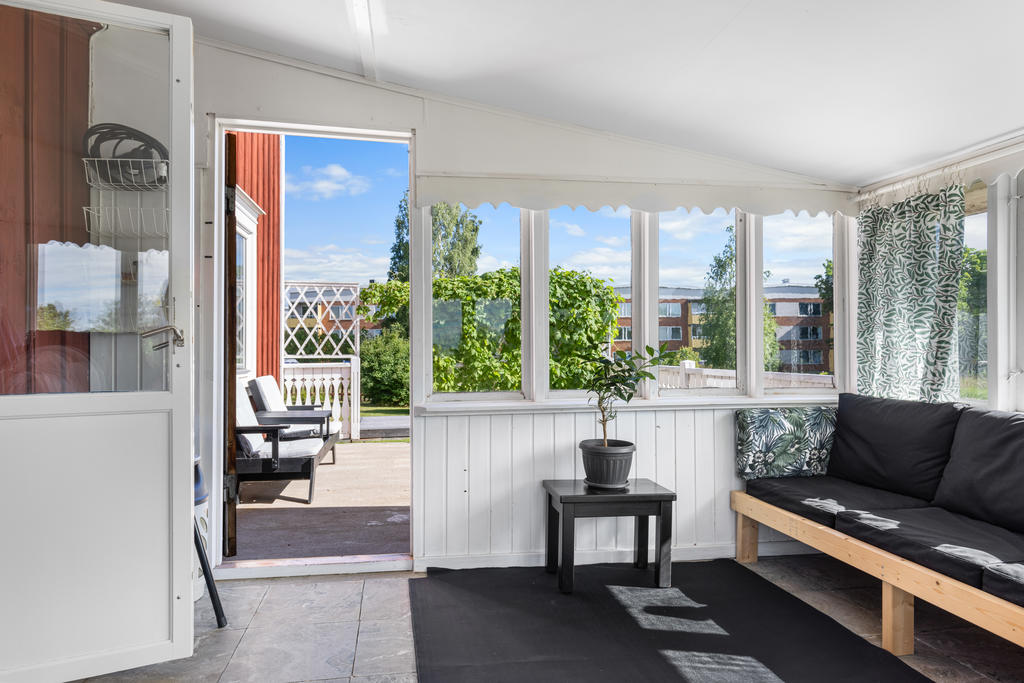 Inglasad altan med utgång till soldäcket