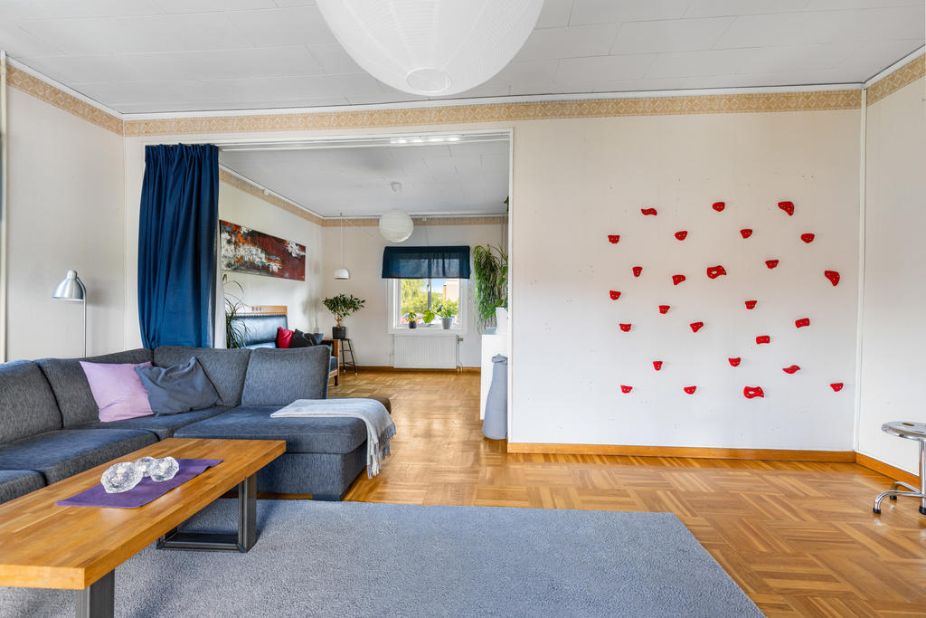 Vardagsrum med parkettgolv