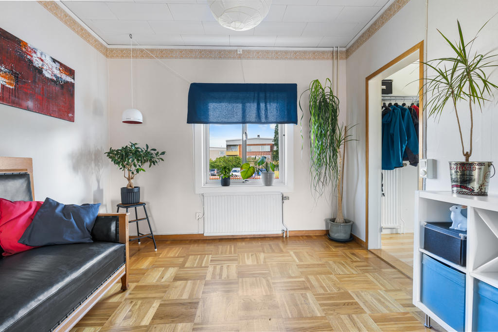 Vardagsrum i vinkel som enkelt kan delas av till ytterligare ett sovrum