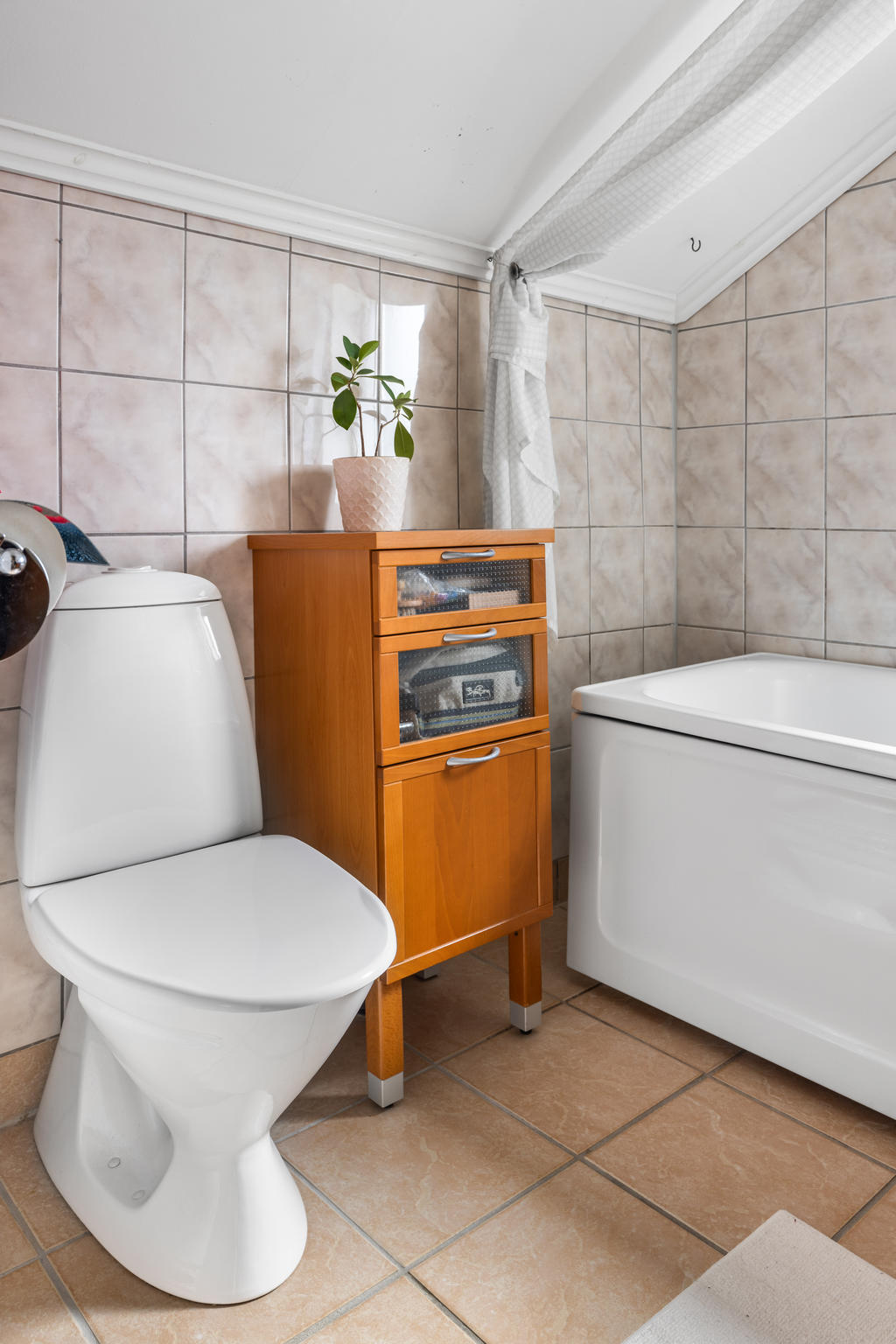 ÖV: Badrum med wc, handfat och badkar