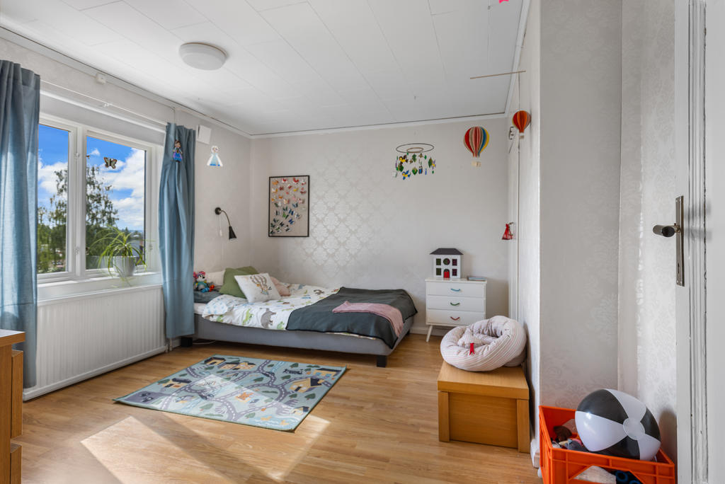 ÖV: Sovrum 1 med garderober