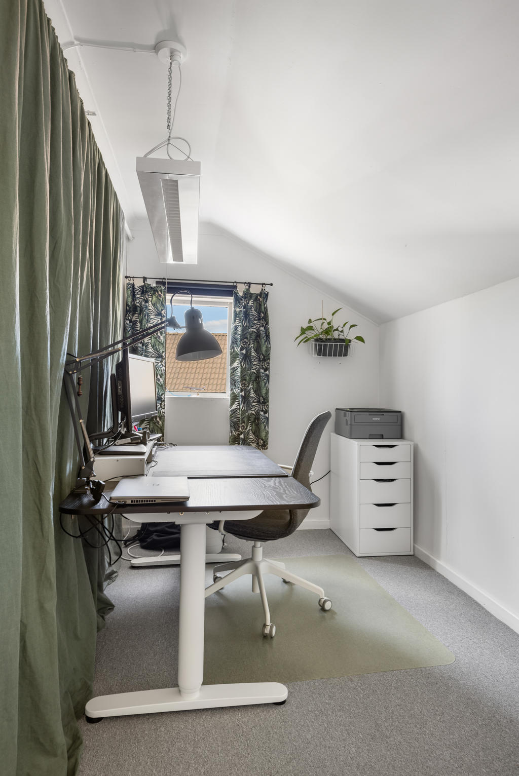 ÖV: Sovrum 3/kontor med heltäckningsmatta och nya ytskikt