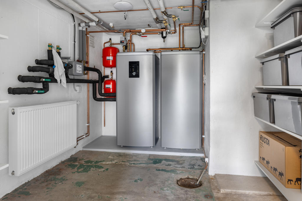 KÄLLARE: Groventré med förråd där bergvärmepumpen är placerad