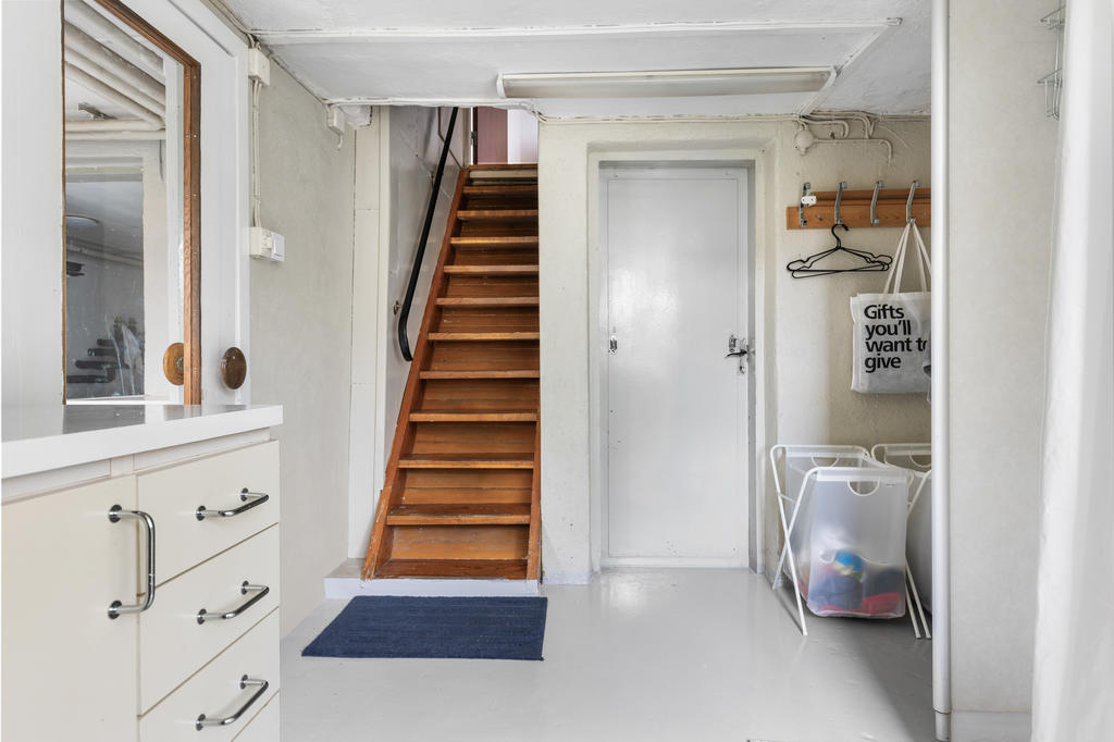 KÄLLARE: Tvättstuga med trapp upp till köket