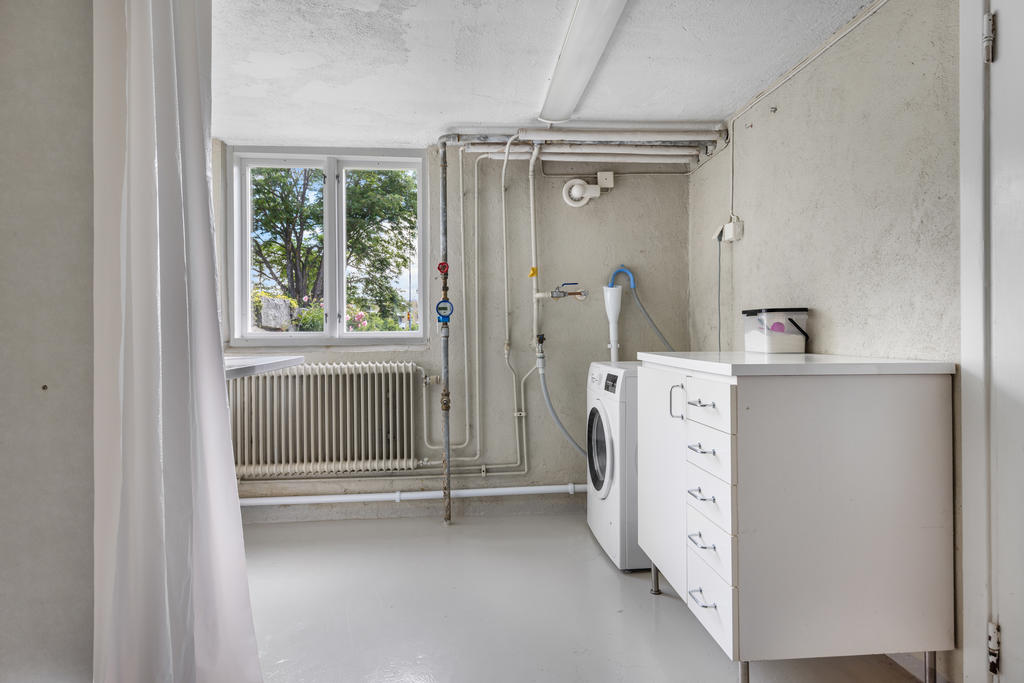 KÄLLARE: Tvättstuga med dusch, tvättbänk och tvättmaskin