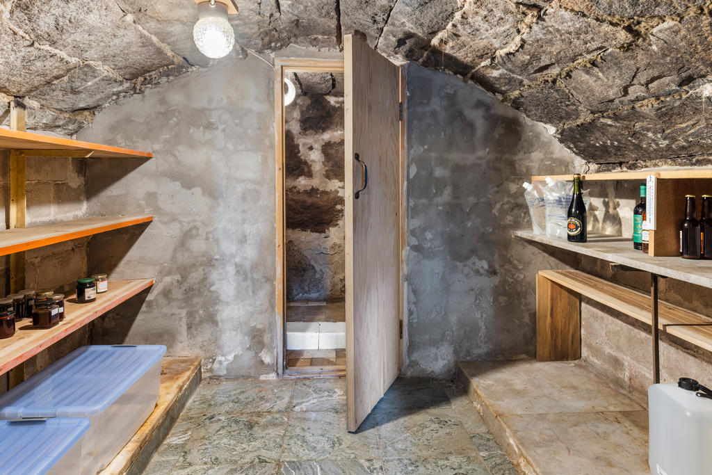 KÄLLARE: Stenvalvad matkällare