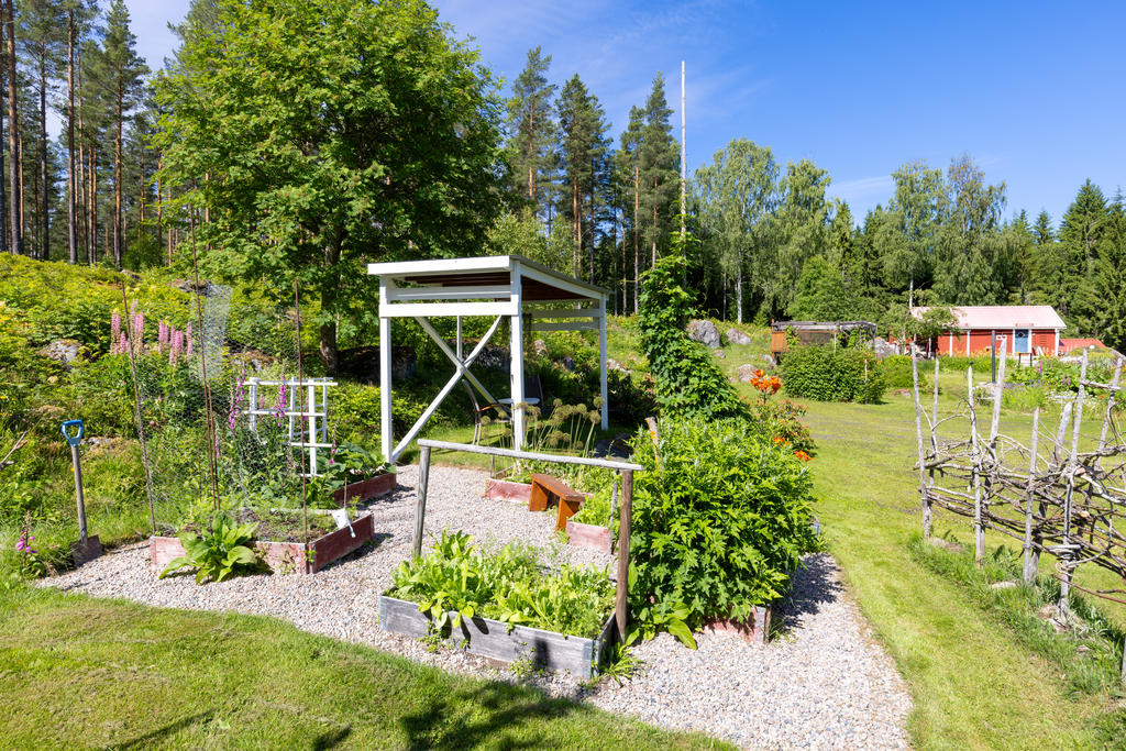 Trädgårdstomt med odlingsbänkar