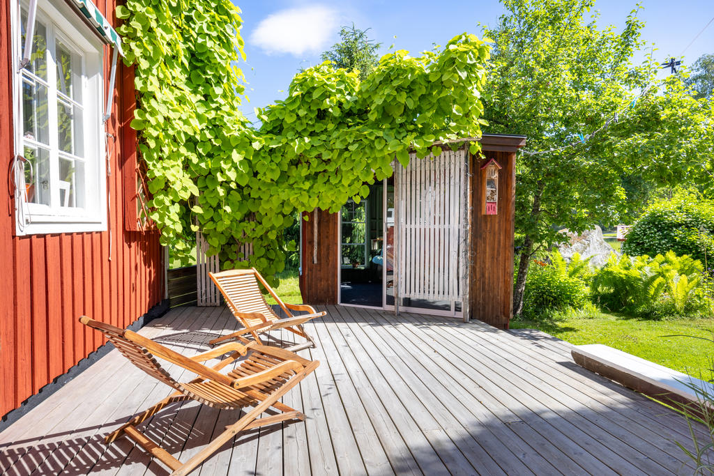 Flera fina uteplatser runt om på tomten