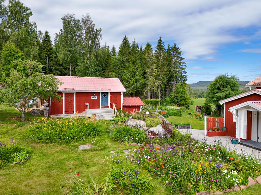 Uthus med vinterbonat gästrum, vedbod och matkällare