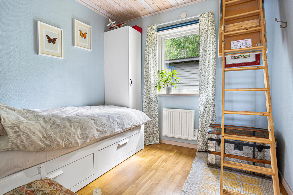 Sovrum med stege till loft