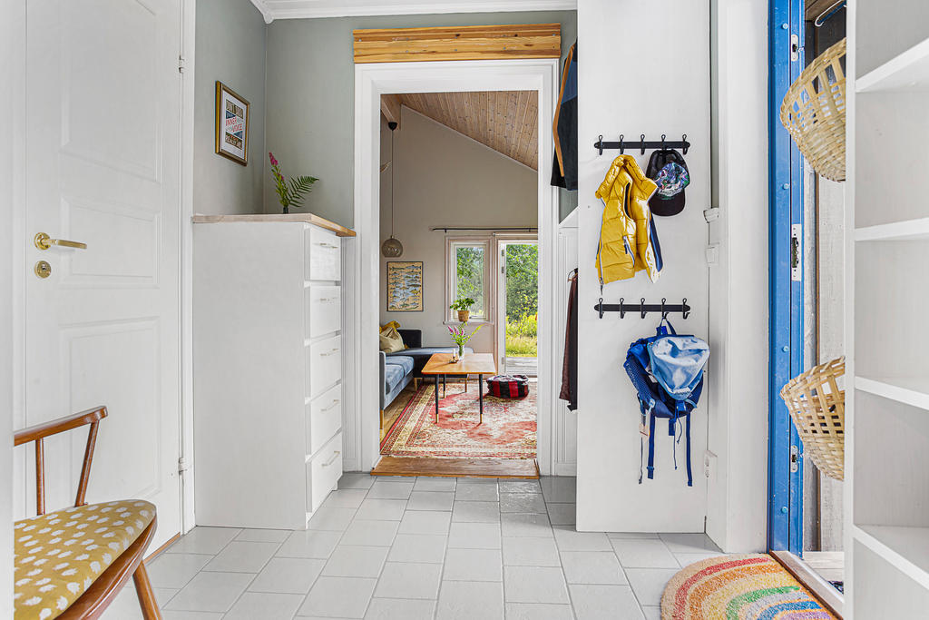 Hall med vy mot badrum samt allrum