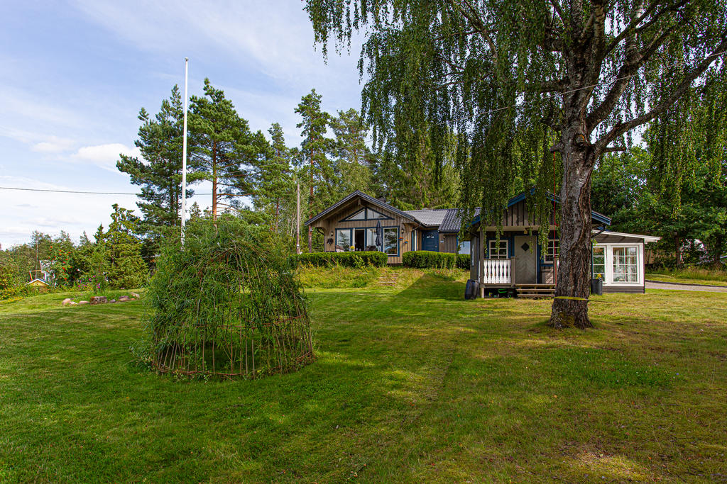 Lummig trädgård med plats för hela familjen