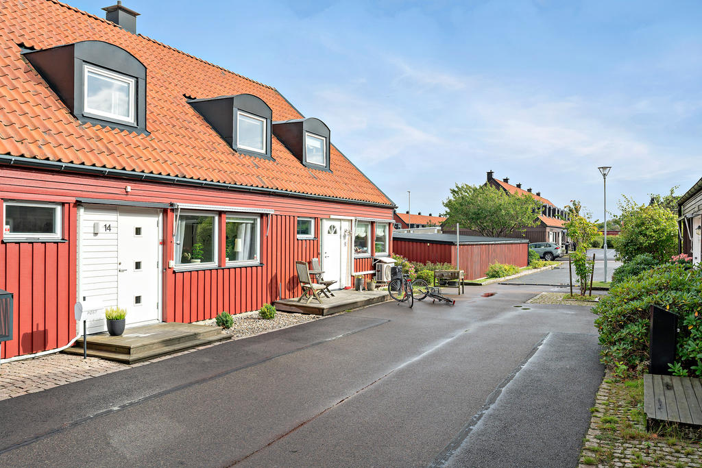 Här bor man bekvämt med bilfri gård, garage i länga och nära skola och förskola.