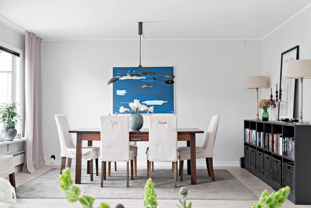 Finns även plats för middagsgästerna i vardagsrummet.