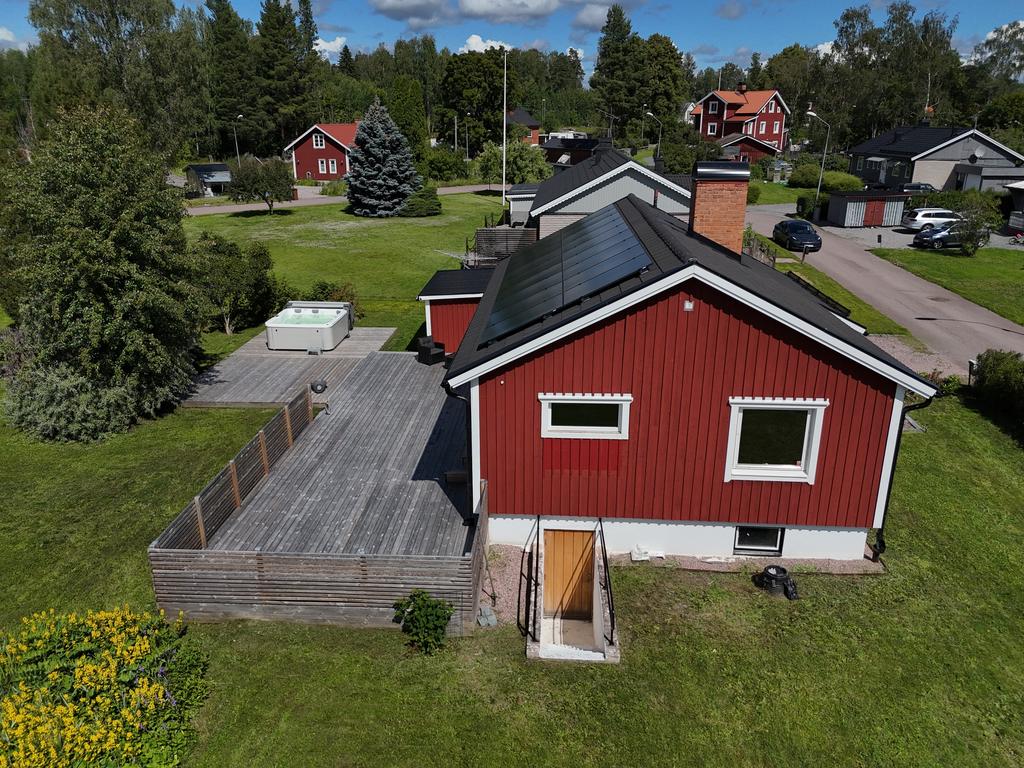 Egen ingång till källarplan. Perfekt som tonårsboende.