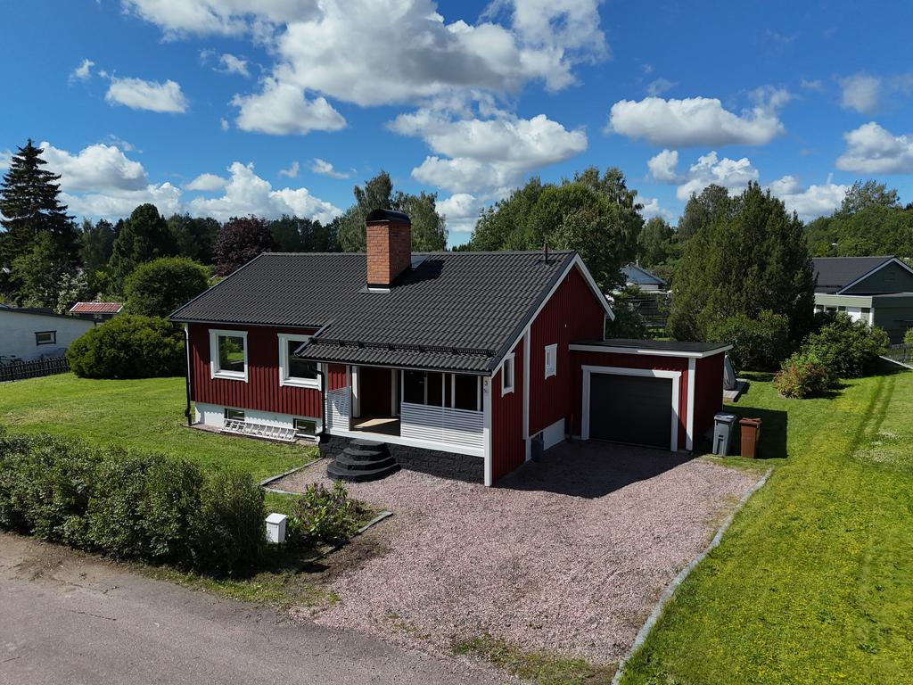 Huset är i mycket gott skick med nytt tak, nya fönster, dränering gjord. Gott om parkering på tomten och med garage.