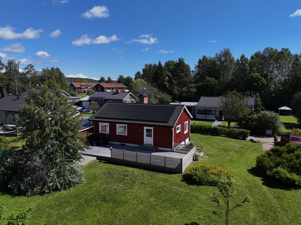 Härliga gräsytor med gott om plats för spring i benen omger huset.