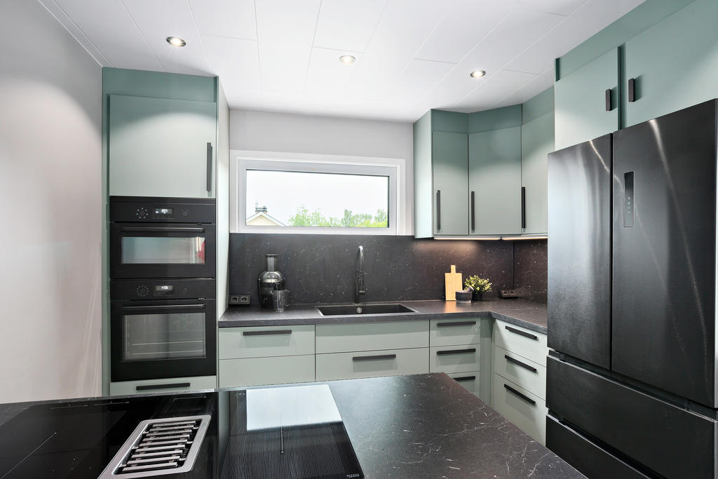 Mycket fräsch, nyrenoverat kök.