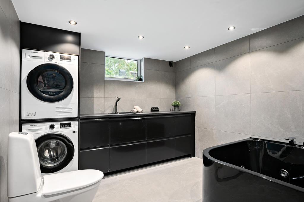 Tvättstuga / Badrum i källare.