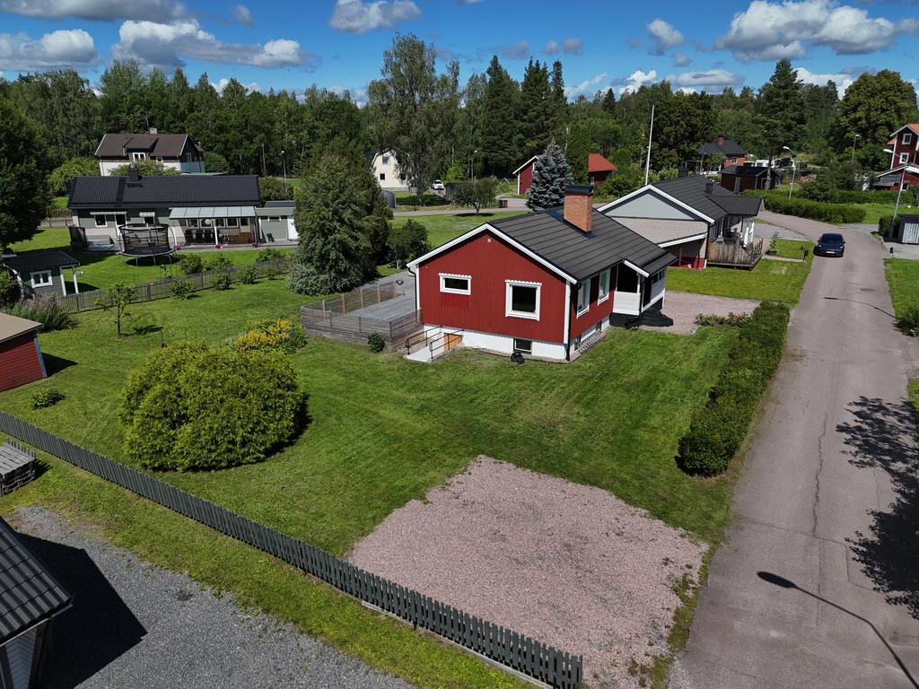 Kanotvägen 3 ligger i ett mysigt villaområde i Ornäs. Bra med parkeringsmöjligheter på tomt och i garage.