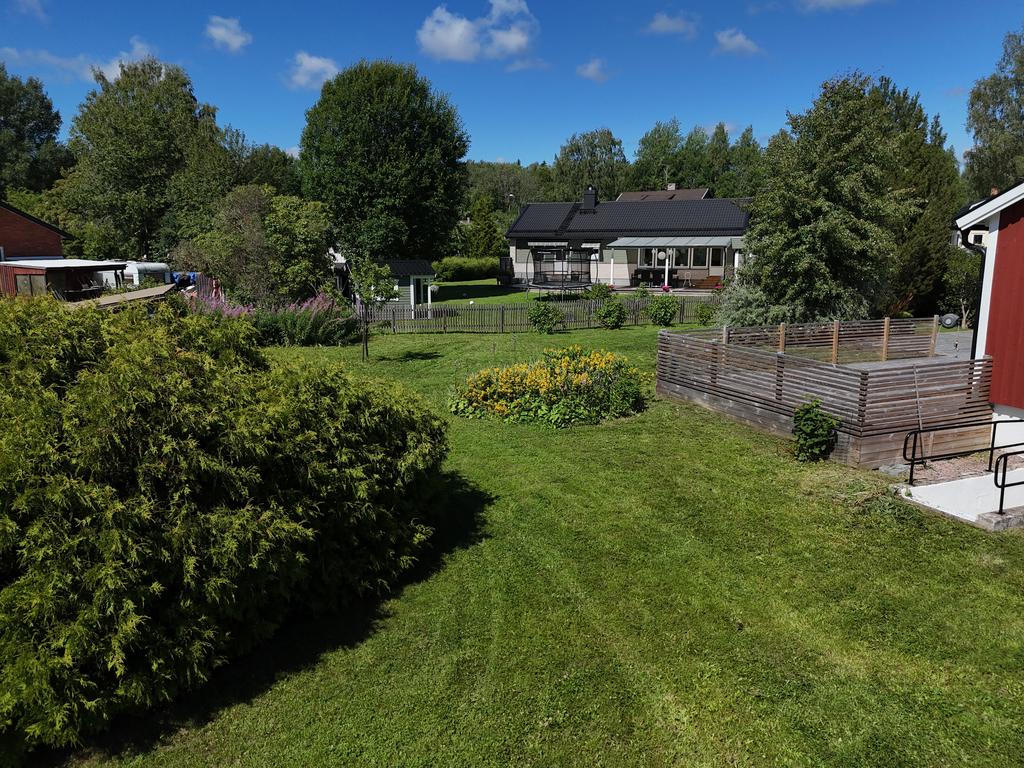 Härlig trädgård med stor gräsmatta som är perfekt för både fotboll och kubb.