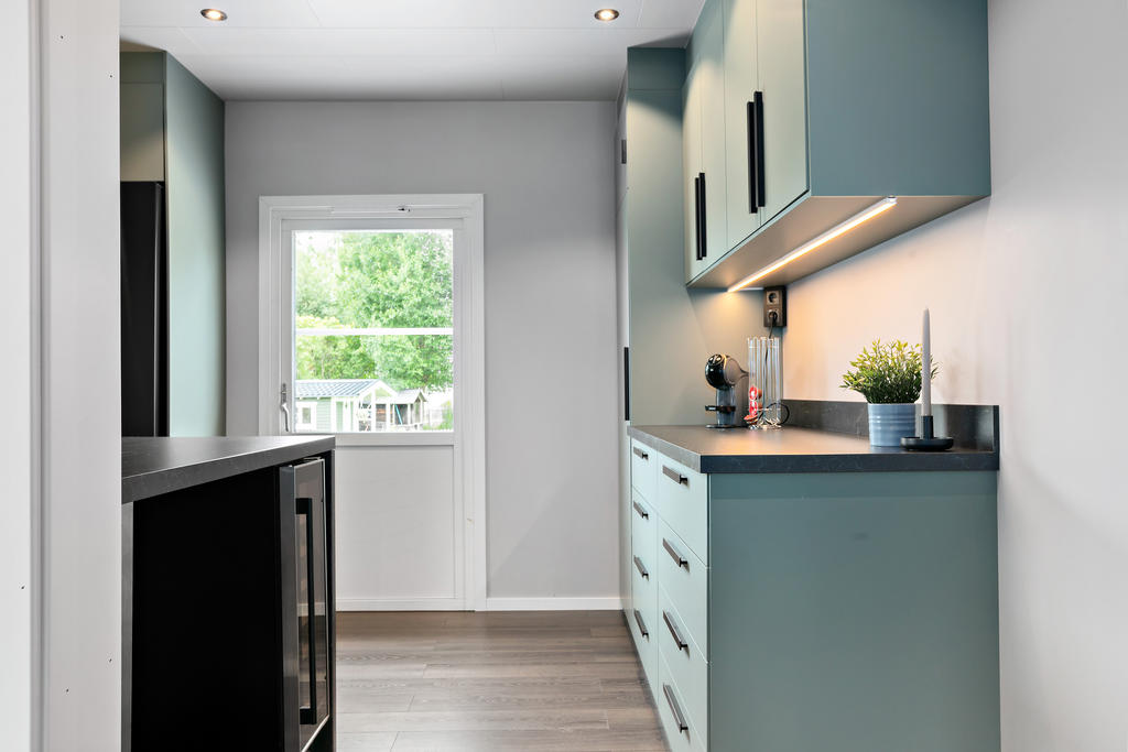 Utgång till den stora altanen från köket.