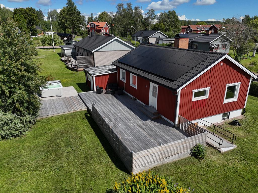 Stor terrass med jacuzzi som vetter in mot tomten. Här spenderas sommarens soliga eftermiddagar och långa grillkvällar.